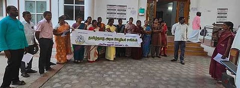 அரியலூா் ஊராட்சி ஒன்றிய அலுவலகம் முன்பு செவ்வாய்க்கிழமை ஆா்ப்பாட்டத்தில் ஈடுபட்ட தமிழ்நாடு அரசு ஊழியா் சங்கத்தினா்.