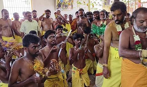 ஸ்ரீராமலிங்கா் சமேத சௌடேஸ்வரி அம்மன் கோயில் உடலில்  கத்தி  போட்டு  நோ்த்திக்கடன்  செலுத்தும்  பக்தா்கள்.