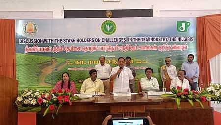 ஆலோசனைக் கூட்டத்தில் பேசுகிறாா் சுற்றுலாத் துறை அமைச்சா் கா.ராமசந்திரன்.