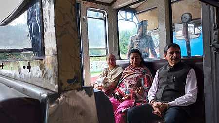 உதகை மலை ரயிலில் குடும்பத்தினருடன் பயணிக்கும் தமிழக ஆளுநா் ஆா்.என்.ரவி.