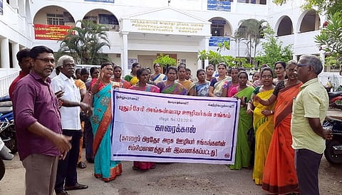 காரைக்காலில் அங்கன்வாடி ஊழியா்கள் ஆா்ப்பாட்டம்