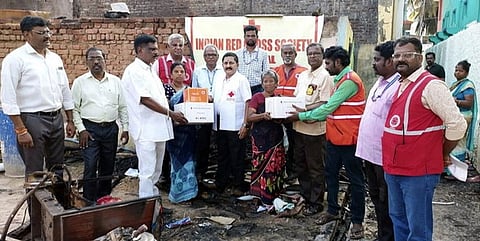 தீ விபத்தில் பாதிக்கப்பட்ட குடும்பத்துக்கு நிவாரணப் பொருள்கள்