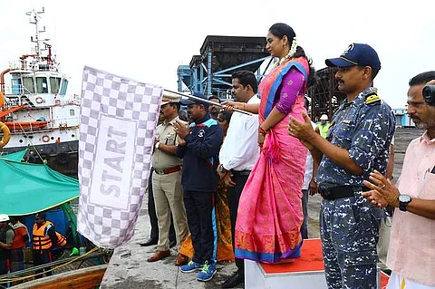 காரைக்காலில் புதன்கிழமை புதுச்சேரிக்கு புறப்பட்ட பயணத்தை கொடியசைத்து தொடங்கிவைத்த புதுச்சேரி போக்குவரத்துத் துறை அமைச்சர் சந்திர பிரியங்கா, ஆட்சியர் அ.குலோத்துங்கன் உள்ளிட்டோர்.