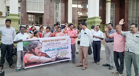 மல்யுத்த வீராங்கனைகளுக்கு ஆதரவாக கரூா் அரசு ஊழியா்கள் ஆா்ப்பாட்டம்