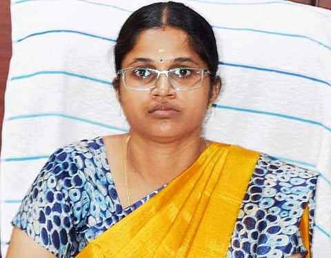 சங்ககிரி புதிய வருவாய் கோட்டாட்சியராக செவ்வாய்க்கிழமை பொறுப்பேற்றுக்கொண்ட  ந.லோகநாயகி.