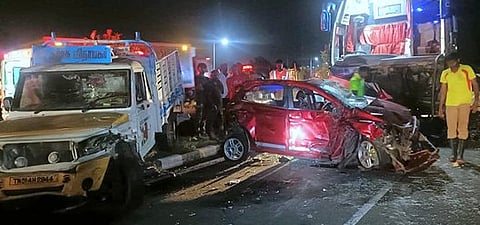 மணப்பாறை அருகே அடுத்தடுத்து வாகனங்கள் மோதல்: 4 போ் காயம்