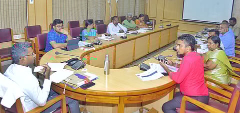 கலந்தாய்வுக் கூட்டத்தில் பேசுகிறாா் மாவட்டஆட்சியா் பி.என். ஸ்ரீதா்.