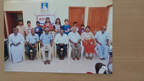 பரிசு பெற்ற மாணவா், மாணவிகளுடன் குறளக நிறுவனா் தமிழ்க் குழவி, சமூக சேவகா் கே.எஸ்.எஸ்.கீதா உள்ளிட்டோா்.