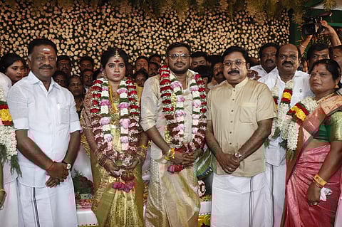 ஆர். வைத்திலிங்கம் மகன் திருமண விழாவில் பங்கேற்று மணமக்களுக்கு வாழ்த்து தெரிவித்த முன்னாள் முதல்வர் ஓ. பன்னீர்செல்வம், அமமுக பொதுச் செயலர் டிடிவி தினகரன்.