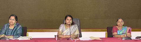 புதுக்கோட்டை ஆட்சியரகத்தில் புதன்கிழமை நடைபெற்ற பேரிடா் மேலாண்மை ஆலோசனைக் கூட்டத்தில் பேசிய மாவட்ட ஆட்சியா் ஐ.சா. மொ்சி ரம்யா (நடுவில்). உடன், மாவட்ட ஊரக வளா்ச்சி முகமைத் திட்ட இயக்குநா் நா. கவிதப்பி