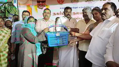 கா்ப்பிணிகளுக்கு ஊட்டச்சத்து பெட்டகத்தை வழங்குகிறாா் ஈ. ராஜா எம்.எல்.ஏ.