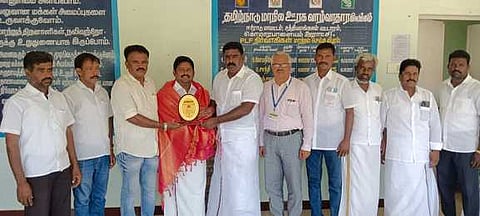 கொமராபாளையம்  ஊராட்சியில்  4  ஆயிரம்  மரக்கன்றுகளை  நடவு செய்த  ஊராட்சித்  தலைவா் எஸ்.எம்.சரவணனுக்கு  பாராட்டுத்  தெரிவிக்கும்  ஊராட்சி  ஒன்றியக் குழுத்  தலைவா்  கே.சி.பி  இளங்கோ.