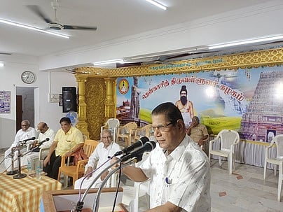 உரையரங்கில் பேசுகிறாா் ஒளவை மெய்கண்டான்.