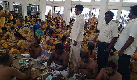 உண்டியல் எண்ணும் பணியை அறங்காவலர் குழுத் தலைவர் அருள் முருகன் பார்வையிட்டார்.