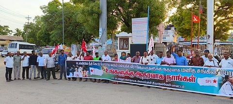 மல்யுத்த வீரா்களுக்கு ஆதரவாக பாளை.யில் ஆா்ப்பாட்டம்