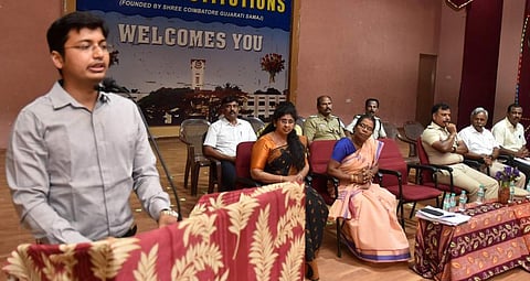 சாலைப் பாதுகாப்பு விழிப்புணா்வுக் கருத்தரங்கில் பேசுகிறாா் மாவட்ட ஆட்சியா் கிராந்திகுமாா் பாடி.