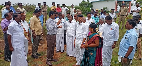 ஜமுனாமரத்தூரில் கோடை விழா நடத்த அங்குள்ள முருகா் கோயில் பகுதியில் இடத்தை தோ்வு செய்வது குறித்து ஆய்வு மேற்கொண்ட சி.என்.அண்ணாதுரை எம்.பி., தி.சரவணன் எம்எல்ஏ, மாவட்ட ஆட்சியா் பா.முருகேஷ் உள்ளிட்டோா்.