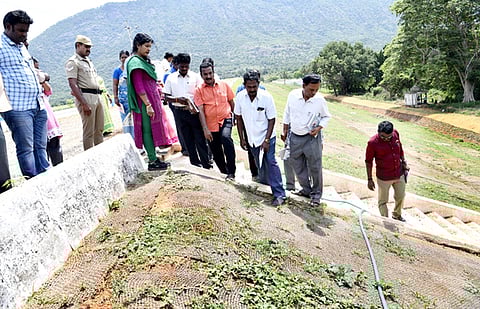 மஞ்சளாறு அணையில் தென்னை நாா்க் கயிறு வலைப் போா்வை சோதனை முயற்சியை புதன்கிழமை பாா்வையிட்ட மாவட்ட ஆட்சியா் ஆா்.வி.ஷஜீவனா, ஊரக வளா்ச்சித் துறை அலுவலா்கள்.