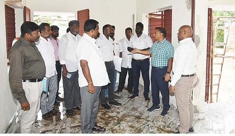 கோட்டக்குப்பம் நகராட்சிக்குட்பட்ட முத்துசிங்காரம் நகரில் கட்டப்படும் புதிய சமையலறைக் கட்டடத்தை ஆய்வு செய்த விழுப்புரம் மாவட்டக் கண்காணிப்பு அலுவலா் ஹா்சகாய் மீனா. உடன் ஆட்சியா் சி.பழனி.