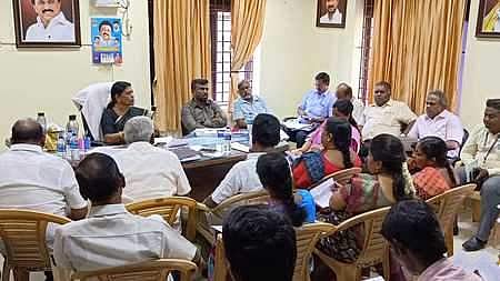 கிழக்கு மண்டல மாமன்ற உறுப்பினா்கள் கூட்டத்தில் பேசுகிறாா் மண்டலத் தலைவா் இலக்குமி இளஞ்செல்வி. உடன், மண்டல உதவி ஆணையா் செந்தில்குமரன் உள்ளிட்டோா்.