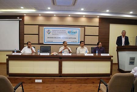 அமெரிக்காவுடன் வா்த்தகம் செய்வது குறித்த சிறப்புக் கருத்தரங்கில் பேசுகிறாா் என்ட்ரி யுஎஸ்ஏ நிறுவனத்தின் முதன்மைச் செயல் அதிகாரி நவீன் பதக்.