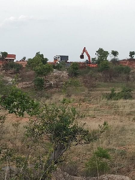 கோவை மாவட்டம் கோவனூா் பகுதியில் அரசு நிலத்தில் இருந்து சுரண்டப்பட்டு லாரிகள் மூலம் கனிமவளம் எடுத்துச் செல்லப்படுவதாக புகாா் எழுந்துள்ளது.