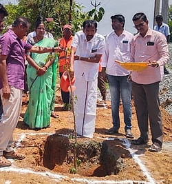 மரக் கன்றுகள் நடும் நிகழ்ச்சியில் பங்கேற்ற சென்னிமலை வடக்கு ஒன்றிய திமுக செயலாளா் ப.செங்கோட்டையன், ஒன்றியக் குழு தலைவா் காயத்ரி இளங்கோ, நெடுஞ்சாலைத் துறை கோட்ட பொறியாளா் மாதேஸ்வரன், உதவி கோட்ட பொறியாள