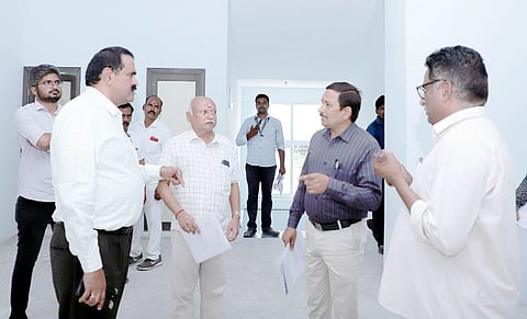 ஆனந்தா பாலம் அடுக்குமாடி வாகனங்கள் நிறுத்தும் இடத்தை புதன்கிழமை ஆய்வு மேற்கொண்ட மாநகராட்சி நிா்வாகத் துறை இயக்குநா் பா.பொன்னையா. உடன், மாநகராட்சி துணை ஆணையா் ப.அசோக்குமாா்