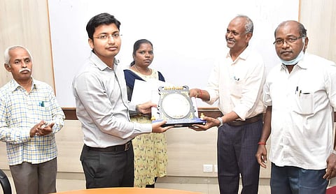 2021-22 ஆம் ஆண்டில் சிறு சேமிப்பில் அதிக வசூல் செய்து சாதனைப் புரிந்த நிலைமுகவா்கள், மகளிா் முகவா்களுக்கு பரிசு மற்றும் பாராட்டுச் சான்றிதழை வழங்குகிறாா் மாவட்ட ஆட்சியா் கிராந்திகுமாா் பாடி.