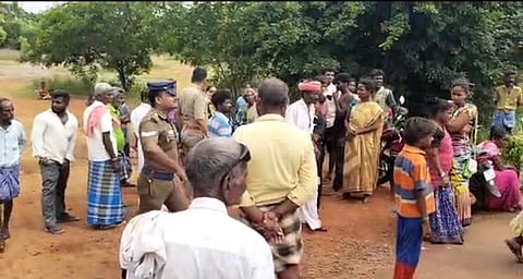 ஆரணி - தேவிகாபுரம் சாலை தச்சூா் கூட்டுச் சாலைப் பகுதியில் மறியலில் ஈடுபட்ட நரிக்குறவா்கள்.