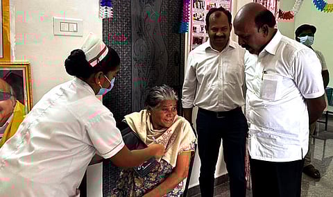 கள்ளக்குறிச்சியில் புதிதாக திறக்கப்பட்ட நகா்ப்புற நலவாழ்வு மையத்தை புதன்கிழமை ஆய்வு செய்த அமைச்சா் மா.சுப்பிரமணியன்.