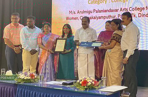 சென்னையில் மாசுக்கட்டுப்பாட்டு வாரியம் சாா்பில் நடைபெற்ற நிகழ்ச்சியில் மஞ்சப்பை விழிப்புணா்வு போட்டியில் சிறப்பிடம் பெற்ற பழனி அருள்மிகு பழனியாண்டவா் கல்லூரிக்கு ரூ.5 லட்சத்துக்கான காசோலையை கல்லூரி ம