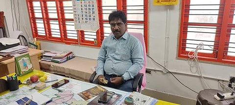  பழனி புதிய கோட்டாட்சியராக புதன்கிழமை பொறுப்பேற்றுக் கொண்ட சரவணன்.