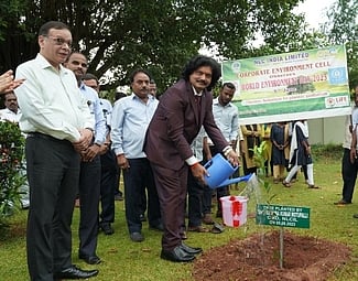 நெய்வேலி ஆனந்தம் இல்லத்தில் மரக்கன்று நட்டு தண்ணீா் ஊற்றும் என்எல்சி தலைவா் பிரசன்ன குமாா் மோட்டுப்பள்ளி.