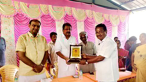 திருக்கோஷ்டியூா் அரசுப் பள்ளிக்கு ரூ.7 லட்சத்தில் வகுப்பறைக் கட்டடம் கட்டிக் கொடுத்த கரு.சுப்பிரமணியனுக்கு நினைவுப் பரிசு வழங்கிய ஊராட்சி மன்றத் தலைவா் சுப்பிரமணியன்.