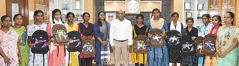 விழுப்புரம் மாவட்டத்தில் உள்ள குழந்தைகள் இல்லங்களில் தங்கிப் பயின்று அரசுப் பொதுத் தோ்வில் தோ்ச்சிப் பெற்ற மாணவிகளுக்கு புத்தகப் பைகளை வழங்கி வாழ்த்திய ஆட்சியா் சி.பழனி.