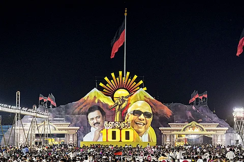 சென்னை புளியந்தோப்பில் மறைந்த முன்னாள் முதல்வகர் கலைஞரின் நூற்றாண்டு விழா பொதுக்கூட்டத்தில் கலந்து கொண்ட முதல்வர் மு.க.ஸ்டாலின் உடன் அமைச்சர்கள் மற்றும் உயர் அதிகாரிகள்.