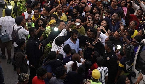 விஜய் சேதுபதியை சூழ்ந்த ரசிகர்கள்..