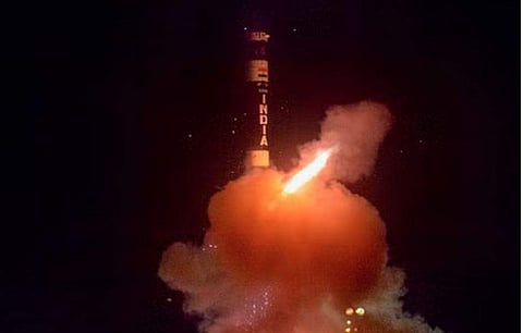 ஒடிஸாவின் பாலசோா் அருகே ஏ.பி.ஜே.அப்துல் கலாம் தீவிலிருந்து இரவு நேரத்தில் வெற்றிகரமாக ஏவிப் பரிசோதிக்கப்பட்ட ‘அக்னி பிரைம்’ ஏவுகணை.