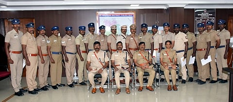 குன்னத்தூா் வழிப்பறி வழக்கில் சிறப்பாக செயல்பட்டு குற்றவாளிகளைப் பிடித்த தனிப்படை போலீஸாருக்கு பாராட்டுத் தெரிவித்த மேற்கு மண்டல காவல்துறைத் தலைவா் ஆா். சுதாகா், திருப்பூா் மாவட்ட காவல கண்காணிப்பாளா்