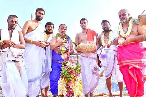 சஞ்சீவராய பெருமாள் கோயில் குடமுழக்கு வழிபாட்டில் பங்கேற்றோா்.