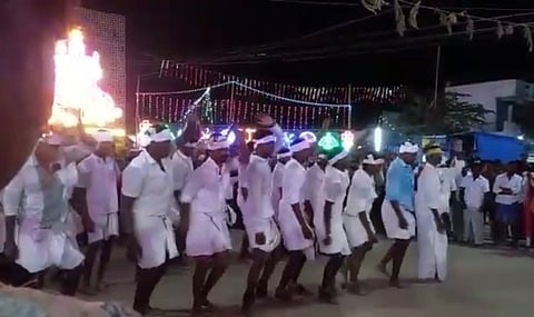 இடையப்பட்டியில் தேவராட்டம் ஆடிய கிராமியக் கலைஞா்கள்.