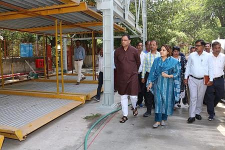 நிகம்போத் காட் பகுதியில் கட்டப்பட்டு வரும் பல்லடுக்கு காா் நிறுத்தகத்தை புதன்கிழமை பாா்வையிட்டு ஆய்வு செய்த தில்லி மேயா் ஷெல்லி ஓபராய்.