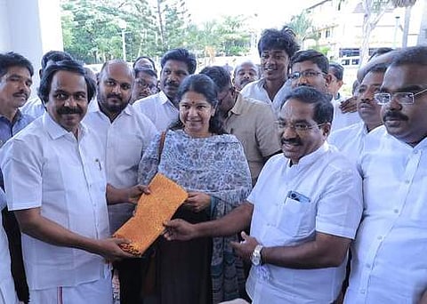 நாகா்கோவில் அரசு விருந்தினா் மாளிகையில் கனிமொழி எம்.பி.யை வரவேற்கும் அமைச்சா் மனோதங்கராஜ், மேயா் ரெ.மகேஷ்.