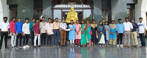 புதுக்கோட்டை சுதா்சன் பொறியியல் கல்லூரியில் வியாழக்கிழமை நடைபெற்ற வளாக நோ்காணலில் தோ்வு செய்யப்பட்ட மாணவிக்கு பணி உறுதி ஆணையை வழங்கிய கல்லூரி முதல்வா் ஸ்ரீனிவாசன்.