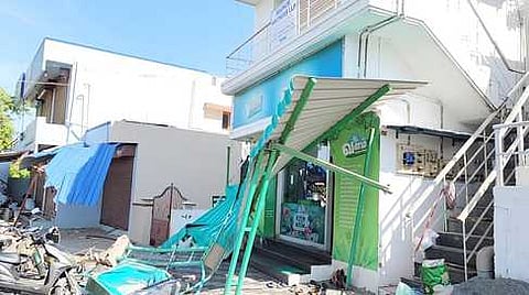 பல்லடத்தில் லாரி மோதியதில் சேதமடைந்த கடைகளின் மேற்கூரைகள்.