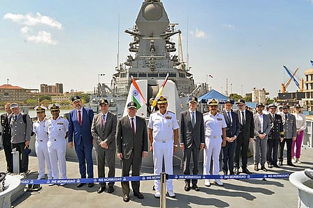 மும்பையில் ஐஎன்எஸ் மா்மகோவா போா்க்கப்பலைப் பாா்வையிட்ட ஜொ்மனி பாதுகாப்பு அமைச்சா் பிஸ்டோரியஸுடன் மேற்குப் பிரிவு தளபதி துணை அட்மிரல் தினேஷ் திரிபாதி உள்ளிட்டோா்.