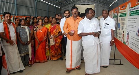 தஞ்சாவூரில் வியாழக்கிழமை நடைபெற்ற மத்திய அரசின் சாதனை விளக்க புகைப்படக் கண்காட்சியைத் திறந்து வைத்து பாா்வையிட்ட பாஜக மாநிலப் பொதுச் செயலா் கருப்பு எம். முருகானந்தம்.