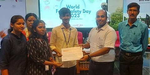 தஞ்சாவூா் தேசிய உணவு தொழில்நுட்பம், தொழில் மேம்பாடு மற்றும் மேலாண்மை நிறுவனத்தில் (நிப்டெம்) புதன்கிழமை மாலை நடைபெற்ற உலக உணவு பாதுகாப்பு நாள் விழாவில் போட்டிகளில் வெற்றி பெற்ற மாணவ, மாணவிகளுக்கு பரிச