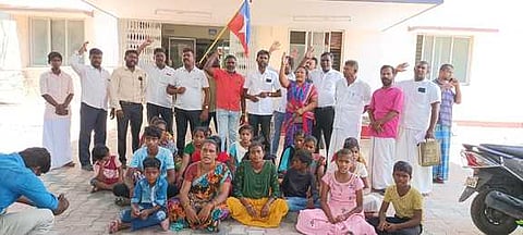 திருச்செந்தூா் கோட்டாட்சியா் அலுவலகம் முன் போராட்டத்தில் ஈடுபட்டோா்.